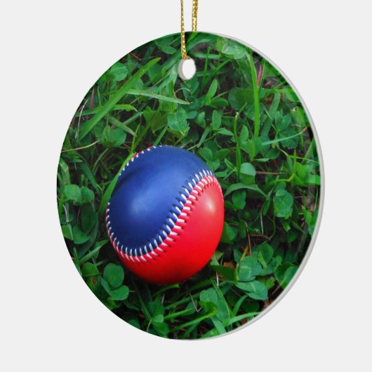 Red & Blue Baseball mit weißem Stitching Keramikornament (Links)