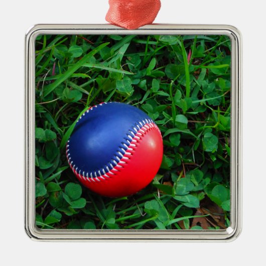Red & Blue Baseball mit weißem Stitching Silbernes Ornament (Vorne)