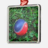 Red & Blue Baseball mit weißem Stitching Silbernes Ornament (Links)