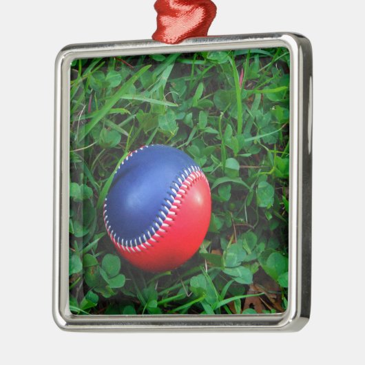 Red & Blue Baseball mit weißem Stitching Silbernes Ornament (Links)