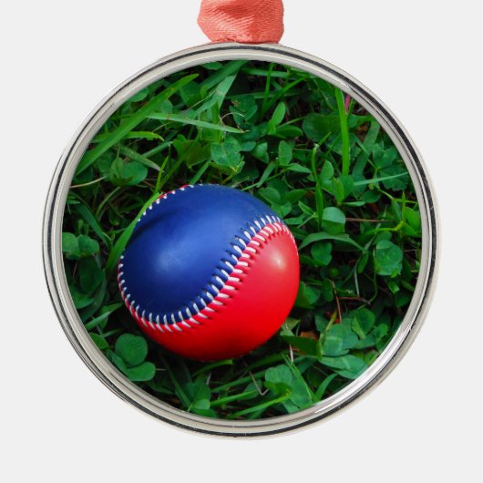 Red & Blue Baseball mit weißem Stitching Silbernes Ornament (Vorne)