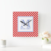 Red & Blue Country Style Gingham Pattern Monogram Quadratische Wanduhr (Zuhause)