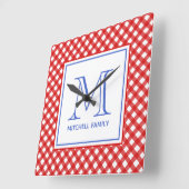 Red & Blue Country Style Gingham Pattern Monogram Quadratische Wanduhr (Winkel)