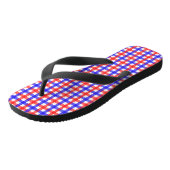 Red Blue Gingham Kariert Pattern Badesandalen (Schrägansicht)