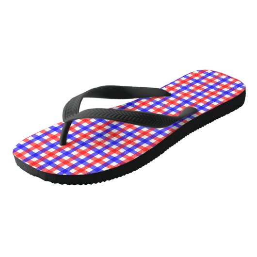 Red Blue Gingham Kariert Pattern Badesandalen (Schrägansicht)