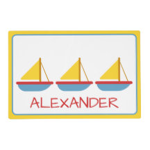 Red Blue und Yellow Toy Sailboote Personalisiert