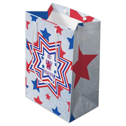 Red, Blue, White Star American Slogan Mittlere Geschenktüte (Rückseite Schrägansicht)