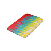 Red Blue Yellow White Zigzag Badematte (Schrägansicht)
