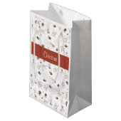 Red Boho Woodland Winterberry Monogram Kleine Geschenktüte (Vorderseite Schrägansicht)