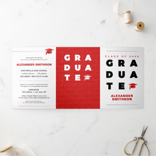 Red Bold GRADUATE Letters and Cap Abschluss Dreifach Gefaltete Ankündigung (Außenbereich)