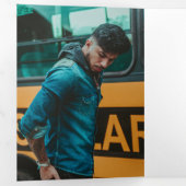 Red Bold GRADUATE Letters and Cap Abschluss Dreifach Gefaltete Ankündigung (Innen Erste Seite)