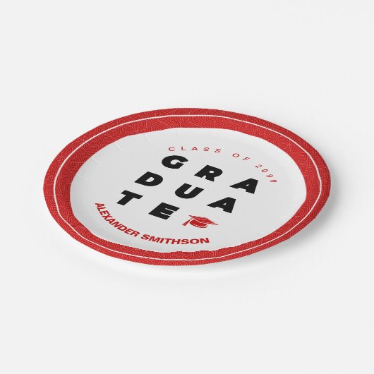 Red Bold GRADUATE Letters and Cap Abschluss Pappteller (Schrägansicht)