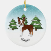 Red Boston Terrier in einem Winterwald & Name Keramik Ornament (Hinten)