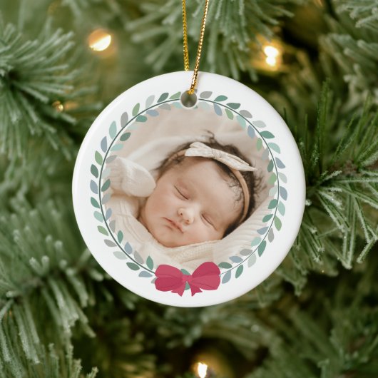 Red Bow-Adorned Wreath Baby's First Christmas Keramik Ornament (Baum)