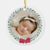 Red Bow-Adorned Wreath Baby's First Christmas Keramik Ornament (Vorne)