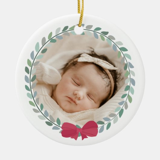 Red Bow-Adorned Wreath Baby's First Christmas Keramik Ornament (Vorne)