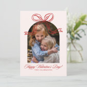Red Bow Arch Frame Valentine’s Day Photo Card Einladung (Stehend Vorderseite)