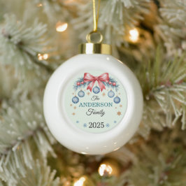 Red Bow Blue Ornaments Family Name 2025 Christmas Keramik Kugel-Ornament