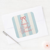 Red Bow & Blue Stripes Baby Shower Quadratischer Aufkleber (Umschlag)