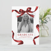 Red Bow Foto Graduation Party Einladung (Stehend Vorderseite)