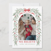 Red Bow Greenery Arch Wir glauben Weihnachten Foto (Vorderseite)