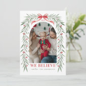 Red Bow Greenery Arch Wir glauben Weihnachten Foto (Stehend Vorderseite)