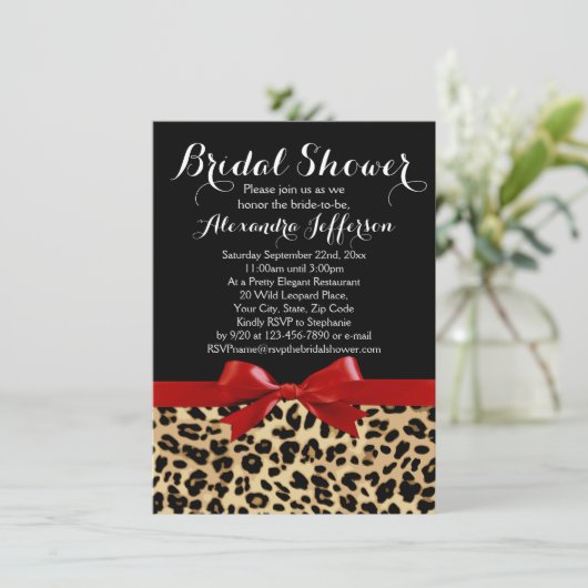 Red Bow Leopard Print Bridal Dusche Einladung (Stehend Vorderseite)