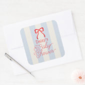 Red Bow & Pale Blue Stripes Baby Shower Quadratischer Aufkleber (Umschlag)