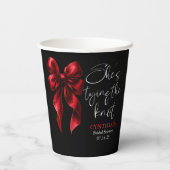 Red Bow She's Tying the Knot Black Bridal Shower Pappbecher (Rückseite)