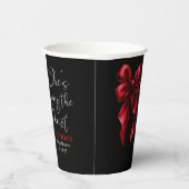 Red Bow She's Tying the Knot Black Bridal Shower Pappbecher (Rechts)