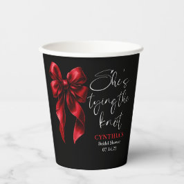 Red Bow She's Tying the Knot Black Bridal Shower Pappbecher