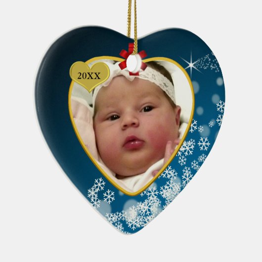 Red Bow Snowy Blue Baby's First Christmas Heart Keramikornament (Rechts)