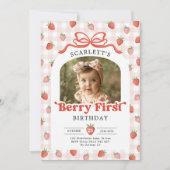 Red Bow Strawberry Berry First Birthday Photo Einladung (Vorderseite)