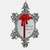 Red Bows Winter Verlobung Schneeflocken Zinn-Ornament (Links)