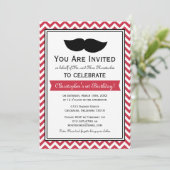 Red Boy Mustache Zickzack Geburtstagsparty Einladung (Stehend Vorderseite)