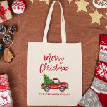 Red Brush Script Vintag Red Truck Weihnachten Tragetasche<br><div class="desc">Moderne Pinselschrift Frohe Weihnachten Wasserfarbe Vintager roter LKW mit Weihnachtsbaum Tote Tasche</div>