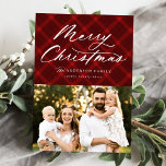 Red Brushed Kariert Frohe Weihnachten 3 Foto<br><div class="desc">Elegante Urlaubskarte mit "Frohe Weihnachten", die in einem weißen Kalligrafieschrift oben auf dem Design auf einem karierten, roten Hintergrund dargestellt ist. Personalisieren Sie die Kartenvorderseite, indem Sie Ihren Namen, das Jahr und ein Foto hinzufügen. Die Karte kehrt zurück, um zwei zusätzliche Fotos auf einem karierten Hintergrund mit feinen weißen Schneepunkten...</div>