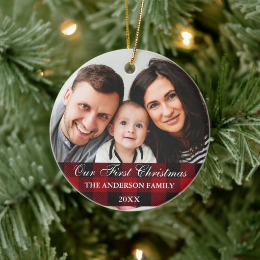 Red Buffalo Karierte Familie Unsere erste Weihnach Keramik Ornament (Baum)