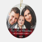 Red Buffalo Karierte Familie Unsere erste Weihnach Keramik Ornament (Links)