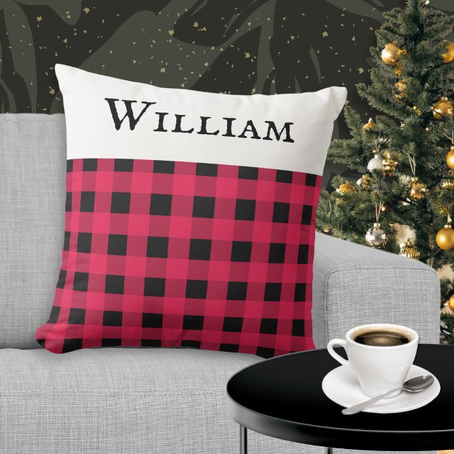 Red Buffalo Karo Personalisiert Weihnachten Kissen (A personalized cushion, with red and black buffalo plaid design. Ideal gift for the festive season)