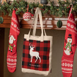 Red Buffalo Pläd & White Deer | Personal Name Tragetasche<br><div class="desc">Verwöhnen Sie sich mit einem gemütlichen rustikalen Charme mit unserem personalisierten Produkt Red Buffalo Kariert & White Deer, das exklusiv auf Zazzle erhältlich ist. Egal ob Sie nach einem durchdachten Geschenk oder einer stilvollen Ergänzung Ihrer eigenen Kollektion suchen, dieses Design vereint den zeitlosen Reiz des Büffels kariert und die Anmut...</div>