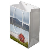 Red Cabin Ramberg Lofoten Mittlere Geschenktüte (Vorderseite Schrägansicht)