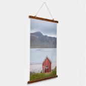 Red Cabin Ramberg Lofoten Wandteppich Mit Holzrahmen (Gewinkelt)