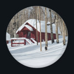 Red Cabin Winter Magnet<br><div class="desc">Frische Schneedecke in ein wenig rote Kabine in Aspenwäldern. Fügen Sie diese hübsche Winterlandschaft einer Kühlschrank-Tür oder einer beliebigen Stahloberfläche hinzu. Das ist ein großartiges kleines Urlaubsgeschenk oder Gastgeschenk.</div>