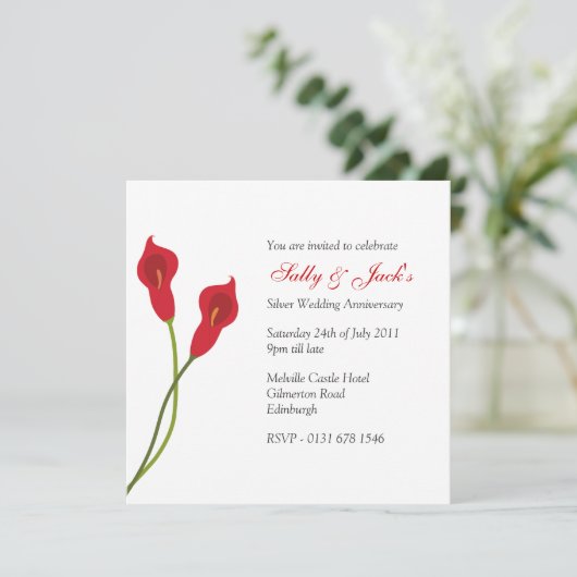 Red Calla Lilies Jubiläum Party Einladung (Stehend Vorderseite)