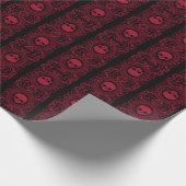 Red Cameo Damask Skulls auf schwarzem Wrapping Pap Geschenkpapier (Ecke)