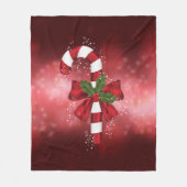 Red Candy Cane auf einem roten Bokeh Hintergrund Fleecedecke (Vorderseite)
