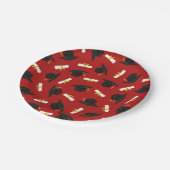 Red Caps Diplomas Pattern Graduation Party Pappteller (Schrägansicht)