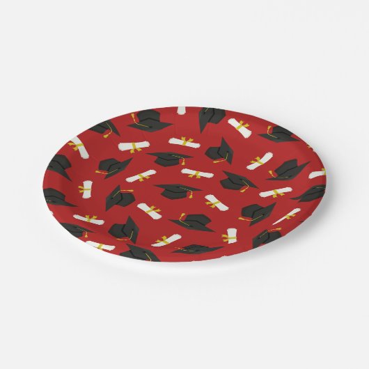 Red Caps Diplomas Pattern Graduation Party Pappteller (Schrägansicht)
