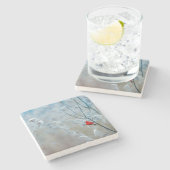 Red Cardinal in Winter Nature Foto von Christmas Steinuntersetzer (Seitenansicht)